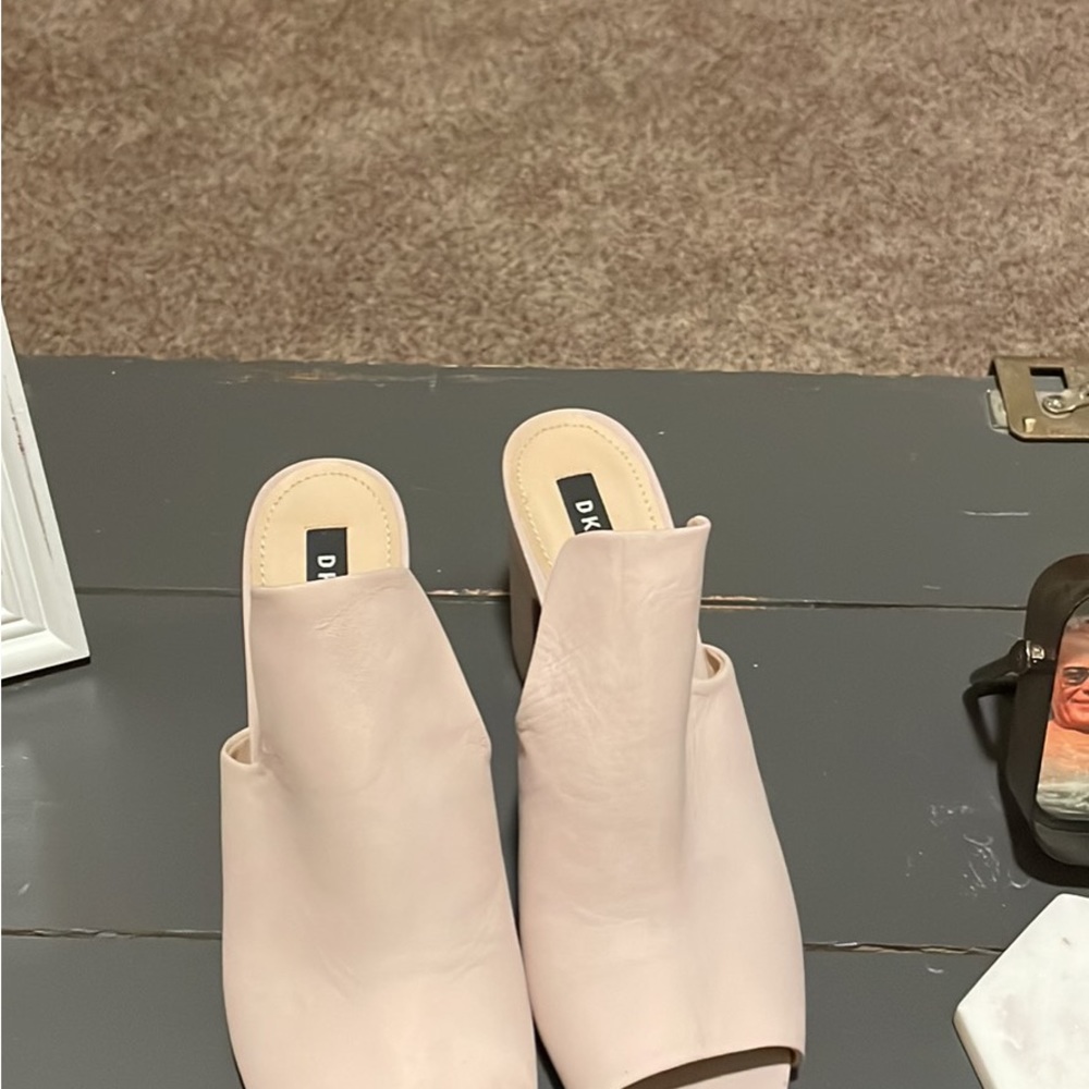 DKNY Wo means slides size 10 Pale Pink - Picture 4 of 5